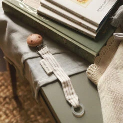 Avery Row Attache-suce Stripe -Bébés Produits Boutique avery row attache suce stripe 2