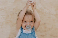 Bibs Suces Tie Dye Cloud Pqt De 2 -Bébés Produits Boutique bibs suces tie dye cloud pqt de 2 1