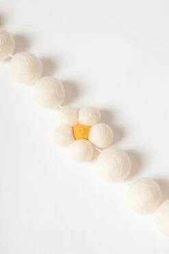 Lil North Co. Guirlande Décorative Yellow Daisies 7 Lil North Co. Guirlande Décorative Yellow Daisies -Bébés Produits Boutique lil north co guirlande decorative yellow daisies 3