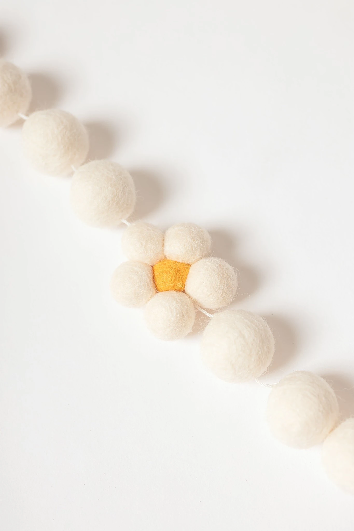 Lil North Co. Guirlande Décorative Yellow Daisies 4 Lil North Co. Guirlande Décorative Yellow Daisies – Image 4