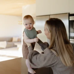 Mushie Bavoir Muslin Roman Green/Fog -Bébés Produits Boutique mushie bavoir muslin roman green fog 2