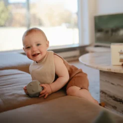 Mushie Bavoir Muslin Roman Green/Fog -Bébés Produits Boutique mushie bavoir muslin roman green fog 3