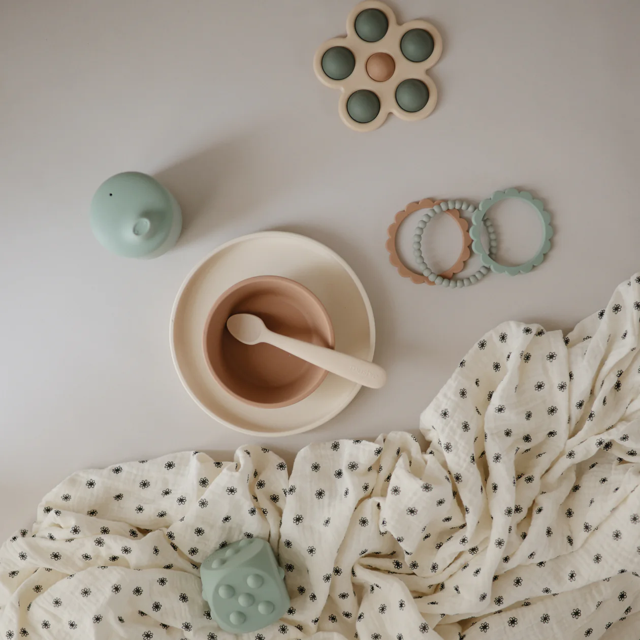 Mushie Couverture En Mousseline Black Daisy 4 Mushie Couverture En Mousseline Black Daisy – Image 4