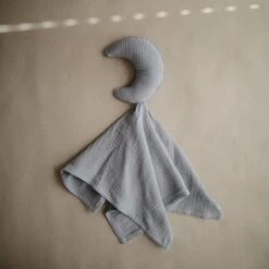 Mushie Doudou-Lune Tradewinds -Bébés Produits Boutique mushie doudou lune tradewinds 3