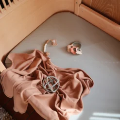 Mushie Drap Contour De Bassinette En Cotton Extensible Roman Green -Bébés Produits Boutique mushie drap contour de bassinette en cotton extens 2