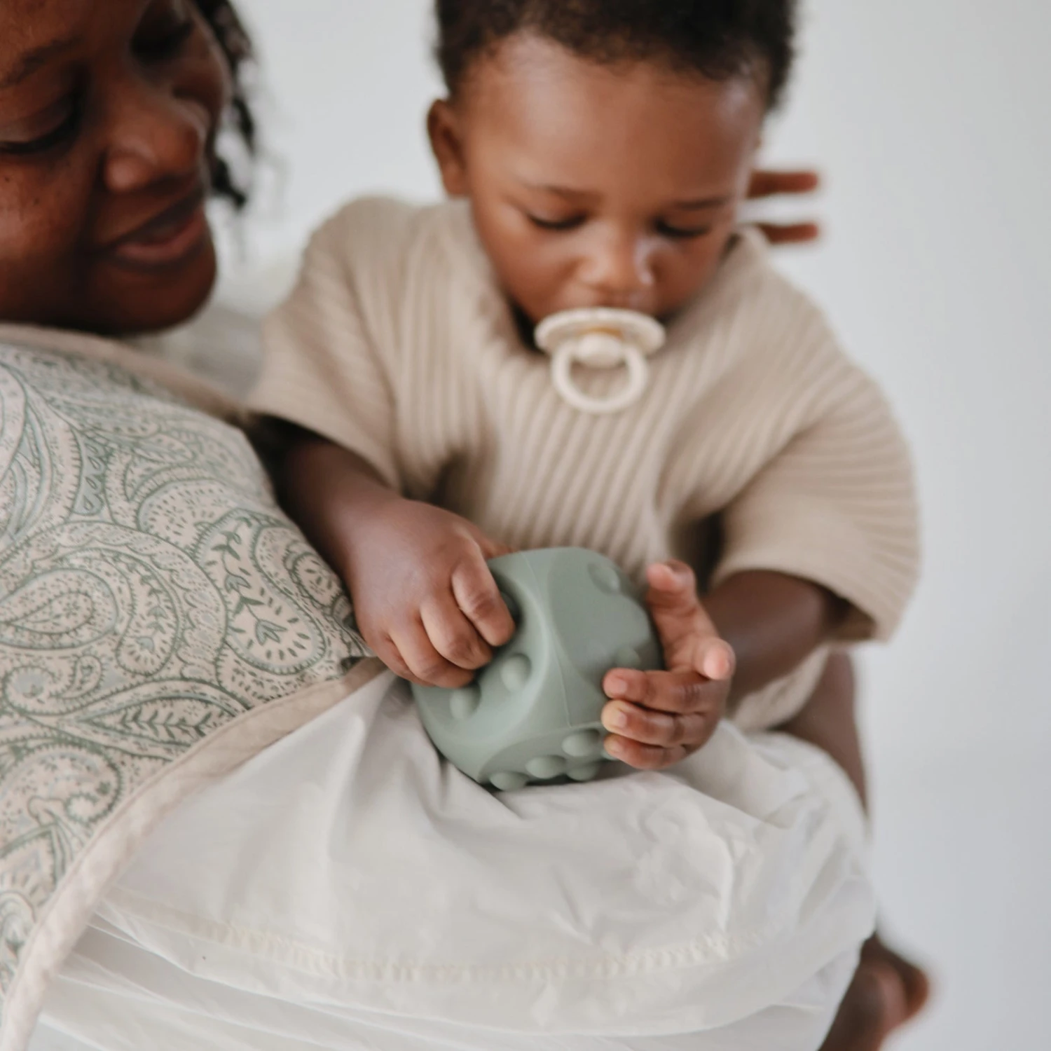 Mushie Ensemble De Dés à Presser Dried Thyme/Natural 2 Mushie Ensemble De Dés à Presser Dried Thyme/Natural – Image 2