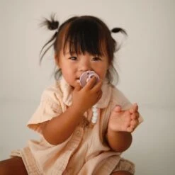 Mushie Suce Frigg Daisy Cappuccino -Bébés Produits Boutique mushie suce frigg daisy cappuccino 2