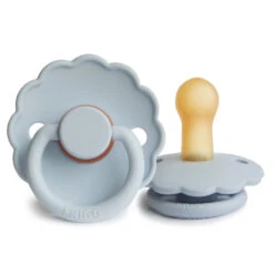 Mushie Suce Frigg Daisy Powder Blue -Bébés Produits Boutique mushie suce frigg daisy powder blue 2
