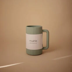 Mushie Tasse De Rinçage De Bain Sage -Bébés Produits Boutique mushie tasse de rincage de bain sage 2