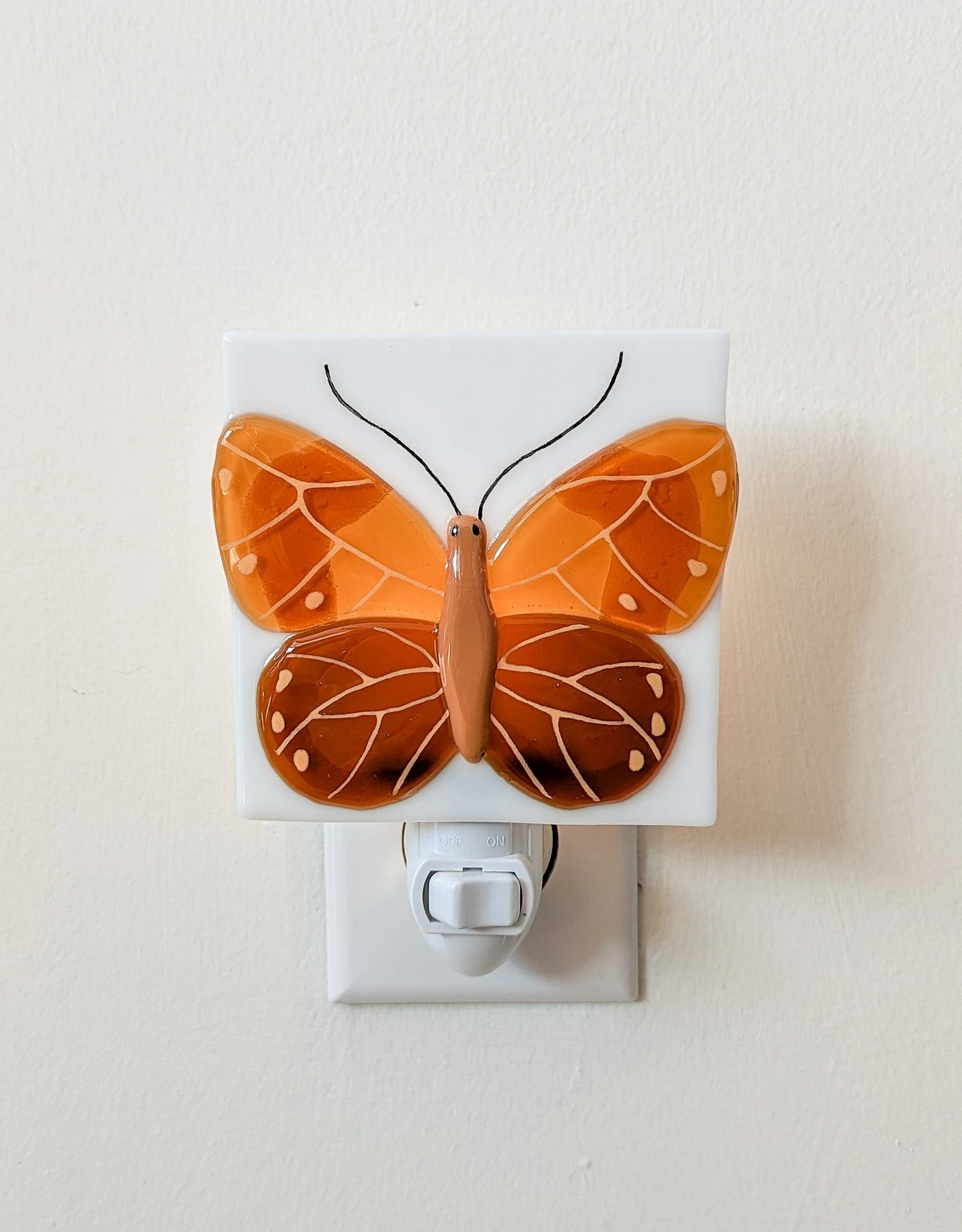 Veille Sur Toi Veilleuse La Volée De Papillons Orangé 2 Veille Sur Toi Veilleuse La Volée De Papillons Orangé – Image 2